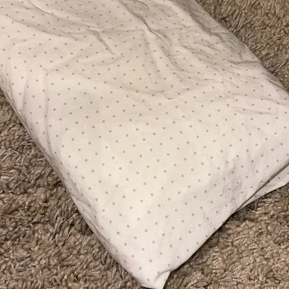 Pottery Barn Kids fitted crib sheet - grey dots - Picture 2 of 4